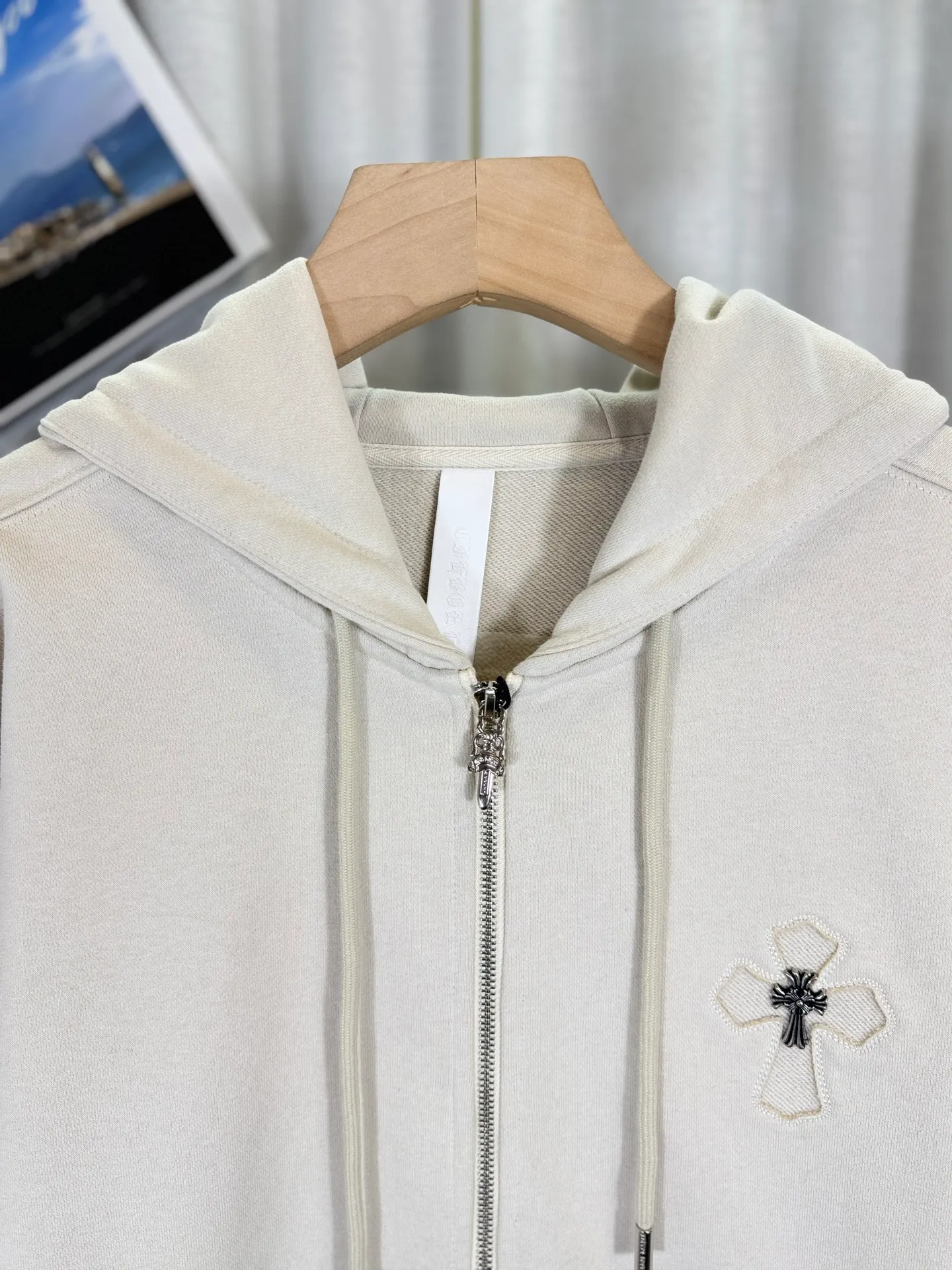 P350 top version, real shot without P, ​​different from market currency) 𝗖𝗵𝗿𝗼𝗺𝗲 𝗛𝗲𝗮𝗿𝘁𝘀/Cro Heart 2025 Washed Burnt Patches Embroidered Autumn and Winter New Original Counter American Laser Burnt 3D Couple Casual Cardigan Sweatshirt 👑The highest version! Customized fabric 480g tripe terry fabric! American acid-washed and distressed original fabric, laser burning + patch embroidery, exquisite embroidery of letters! The best-selling model in the counter, very comfortable to wear. Accessories: original molded and authenticated collar label➕100% silk wash label. Genuine purchase-grade original hangtag➕matching hanging rope➕3D hanging beads➕original packaging bag. Craftsmanship: The original version has consistent wiring! The highest version of the armhole matching technique! Color: Beige Black Size: S M L XL Style No.: 25-320